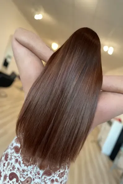 High-shine copper-brown gloss, sleek and straight